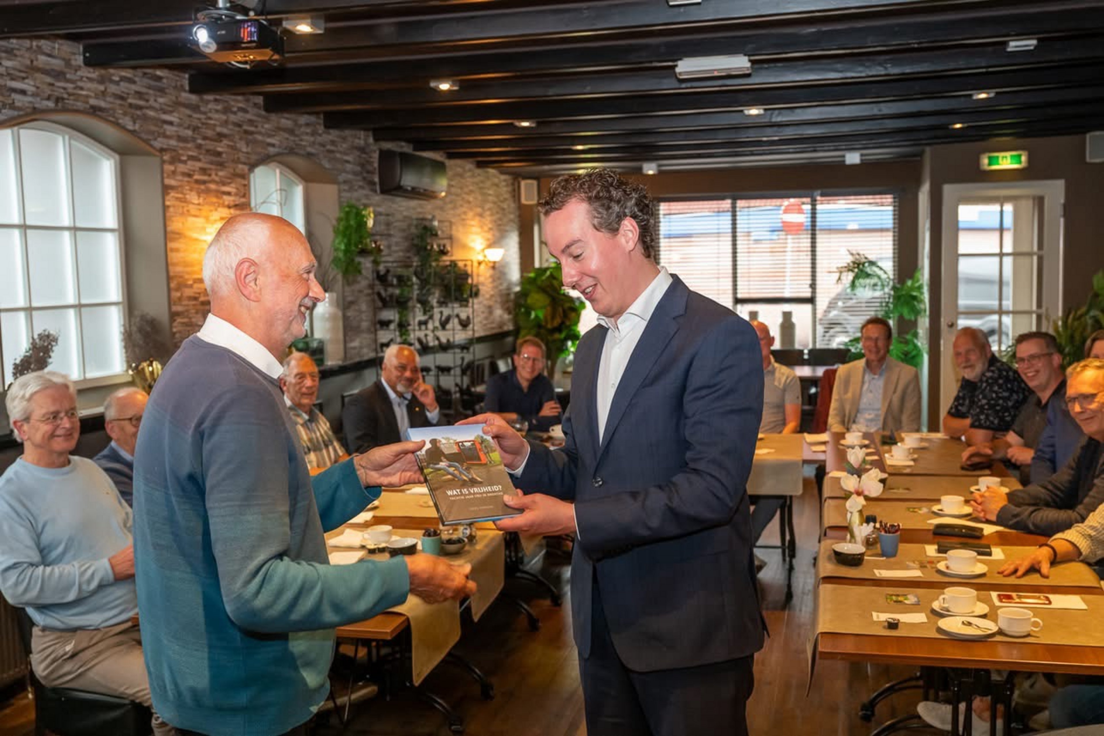 Uitreiking boek "wat is vrijheid" aan burgermeester 