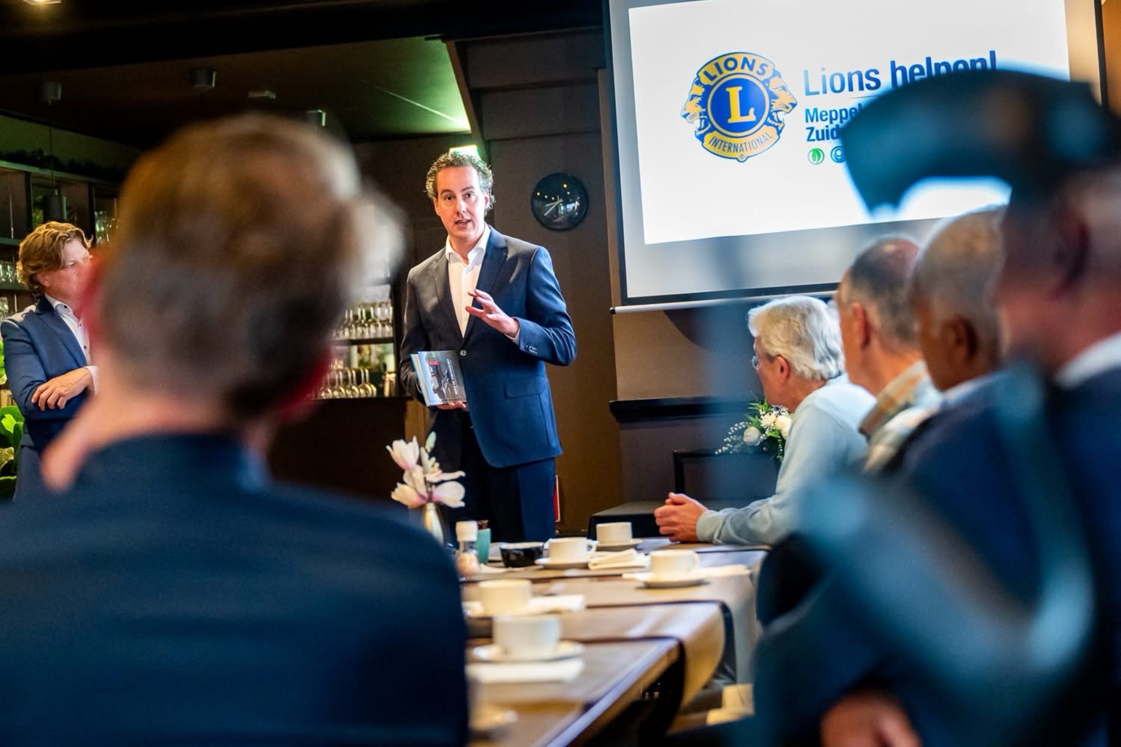 Uitreiking boek "wat is vrijheid" aan burgermeester 