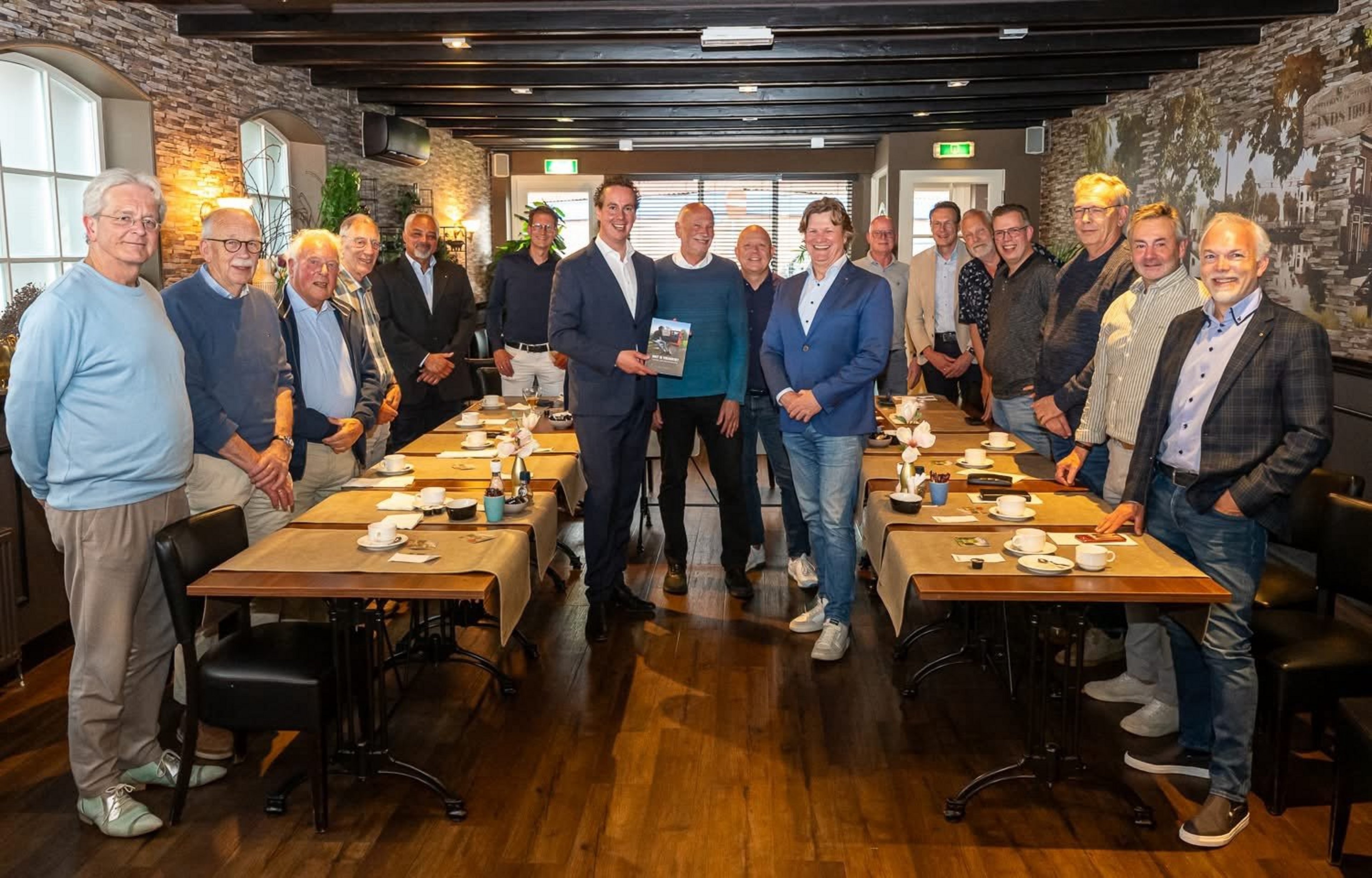 Uitreiking boek "wat is vrijheid" aan burgermeester 